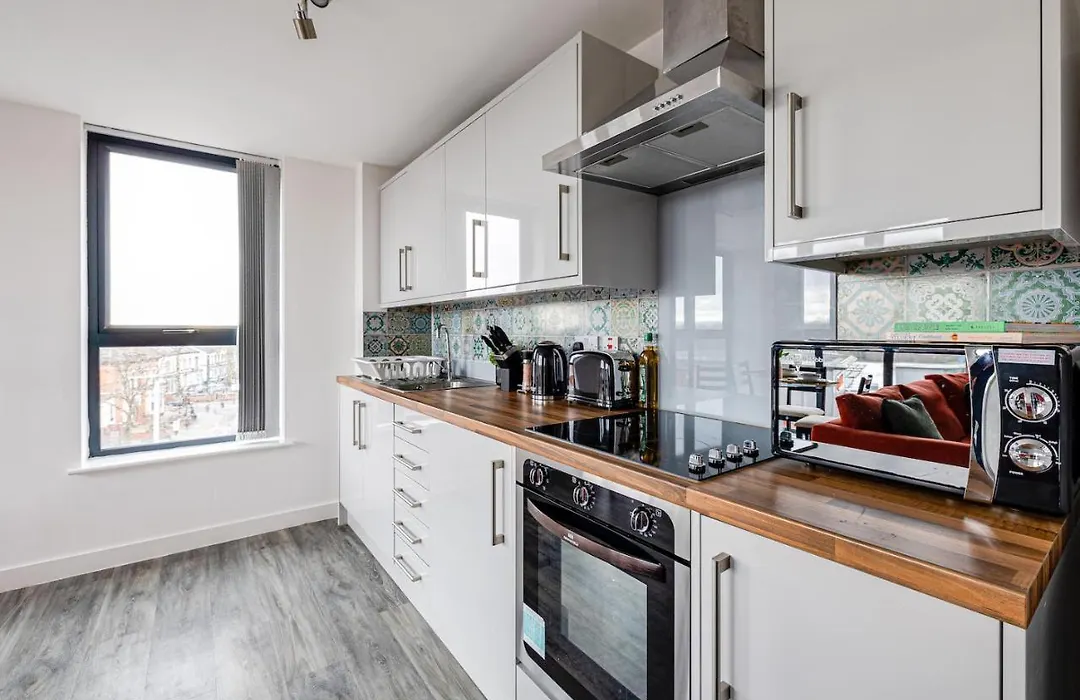 Stunning 2 Bed Apt With Free Parking Close To Cc-1