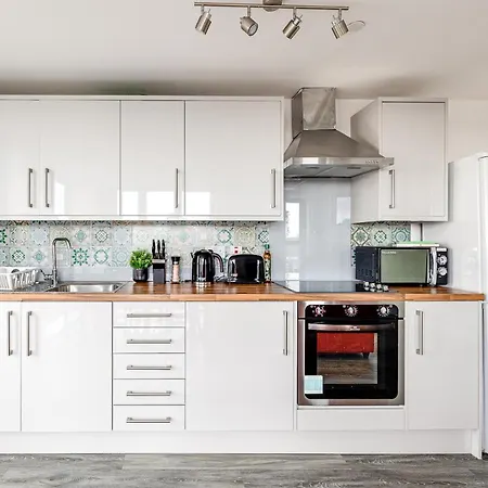 Stunning 2 Bed Apt With Free Parking Close To Cc-3