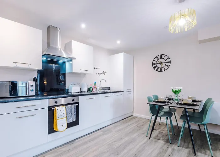 Deluxe New Build 2 Bedroom 2 Bathroom Apartment - Free Secure Parking